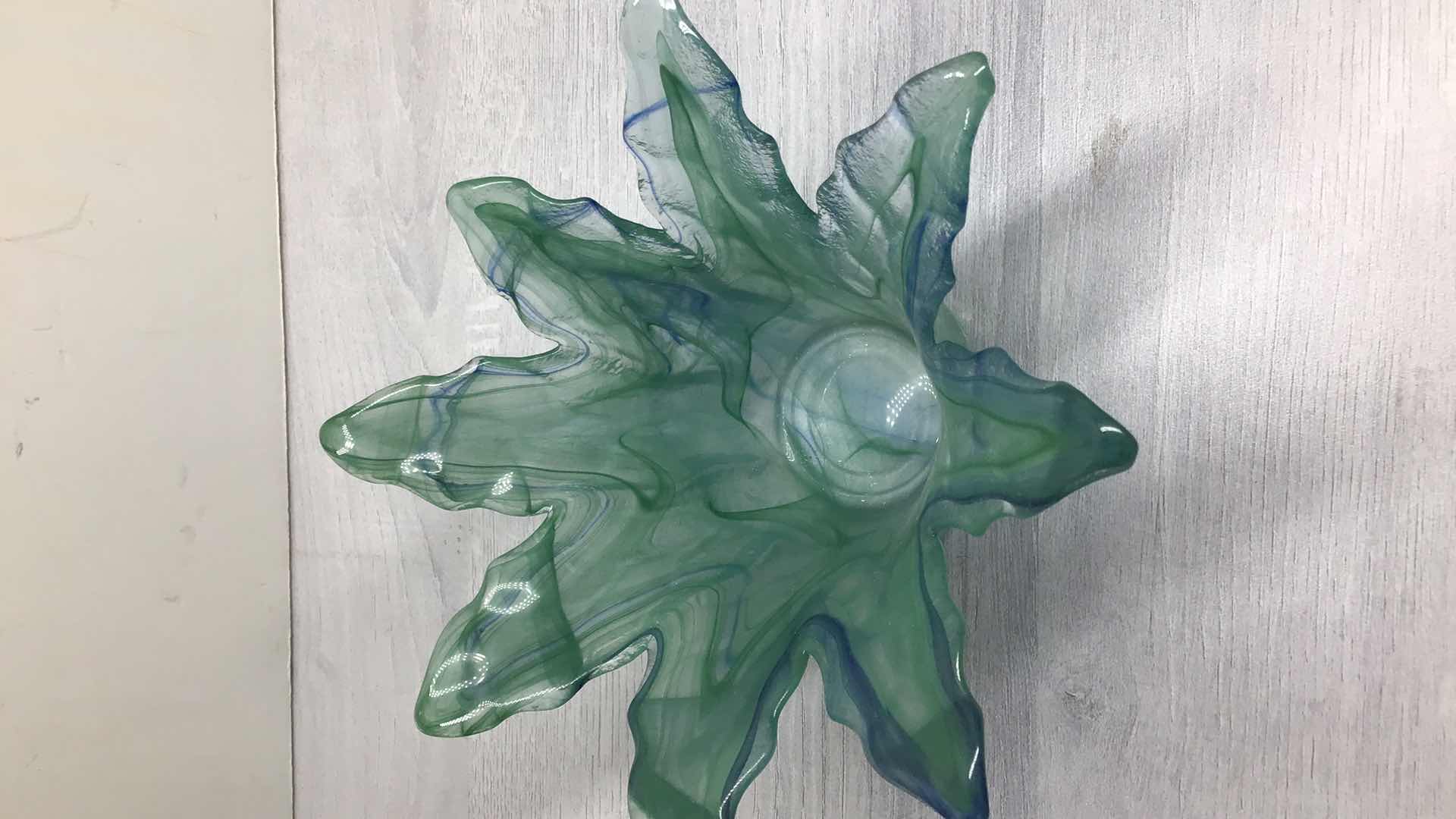 Photo 1 of VIETRI ONDA GLASS GREEN LEAF CENTERPIECE 7” X H4.5”