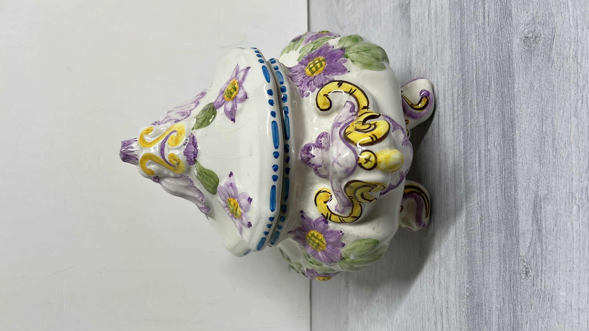 Photo 1 of BORDALLO PINHEIRO HANDPAINTED OVAL TUREEN MADE IN PORTUGAL 7” X 10.5” H7.5”