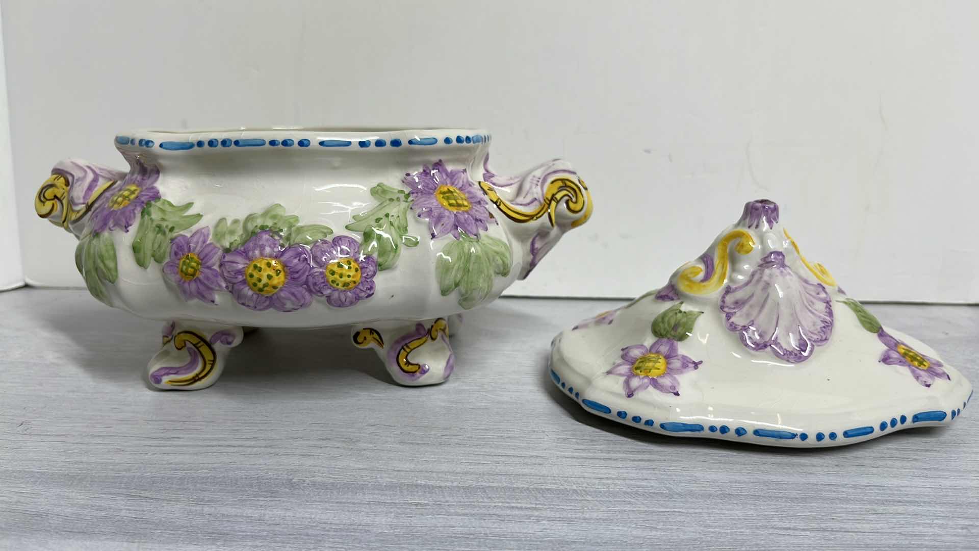 Photo 1 of BORDALLO PINHEIRO HANDPAINTED OVAL TUREEN MADE IN PORTUGAL 7” X 10.5” H7.5”