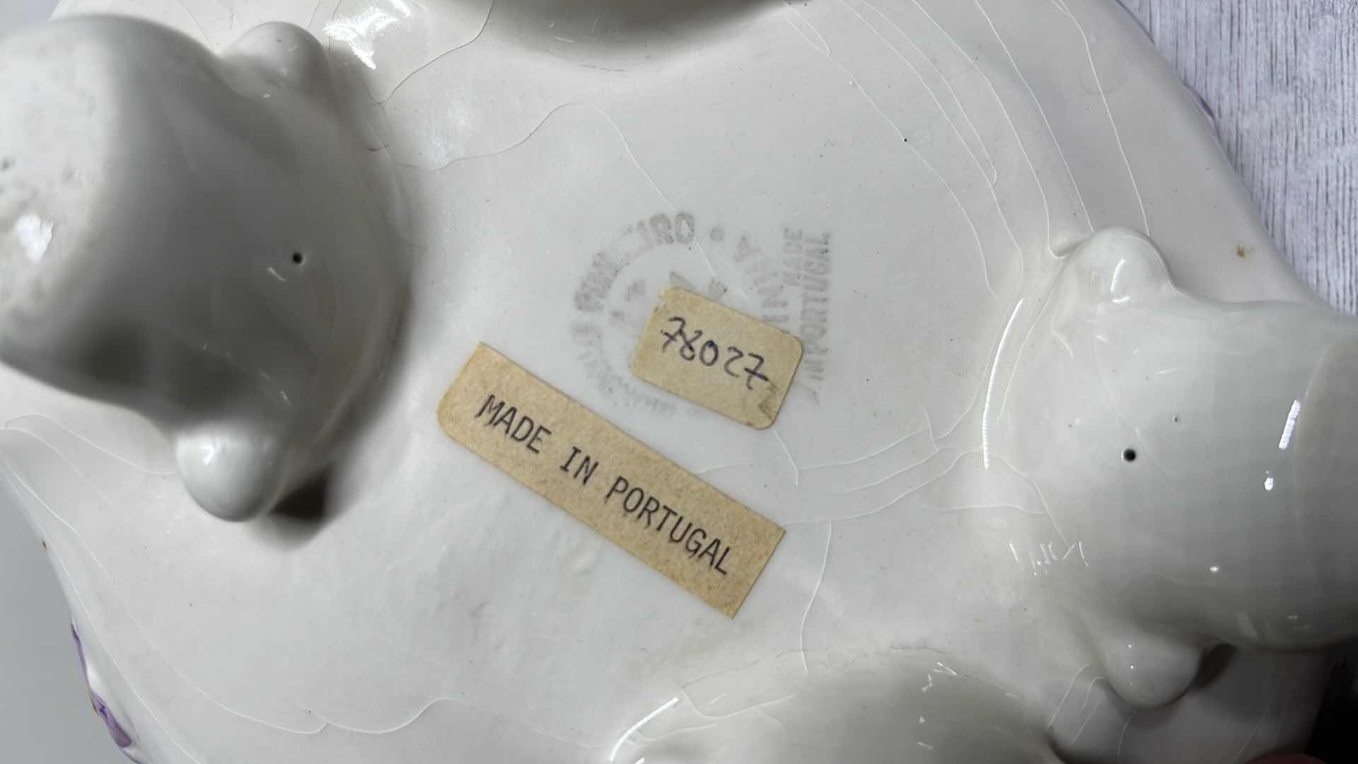 Photo 1 of BORDALLO PINHEIRO HANDPAINTED OVAL TUREEN MADE IN PORTUGAL 7” X 10.5” H7.5”