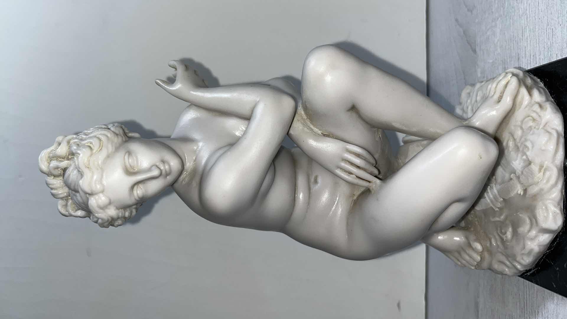 Photo 1 of G. RUGGERI “THE CROUCHING VENUS” CARRARA MARBLE CAST W DARK MARBLE BASE MADE IN ITALY 
4.5” X 4.5” H9.5”