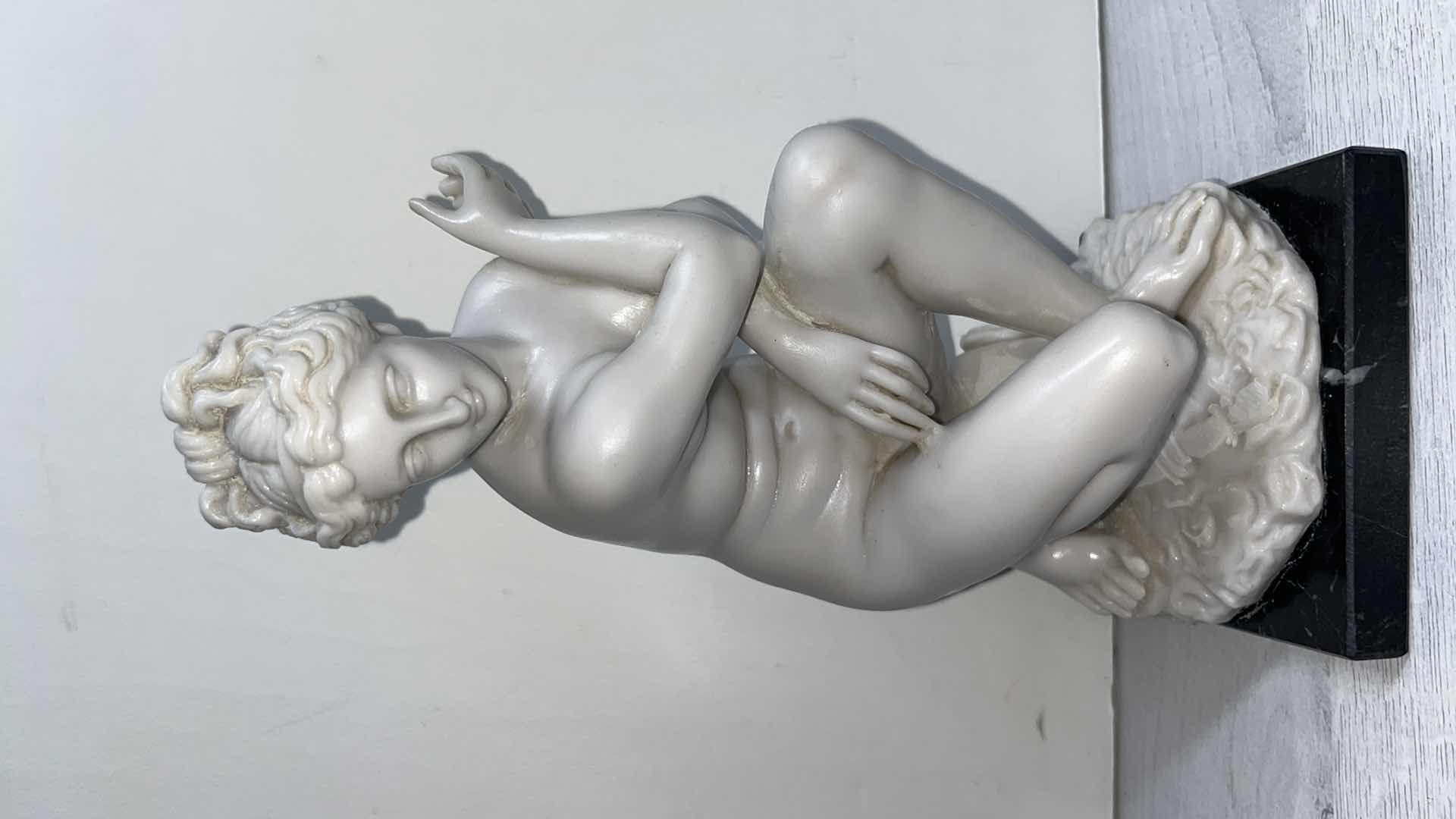 Photo 1 of G. RUGGERI “THE CROUCHING VENUS” CARRARA MARBLE CAST W DARK MARBLE BASE MADE IN ITALY 
4.5” X 4.5” H9.5”