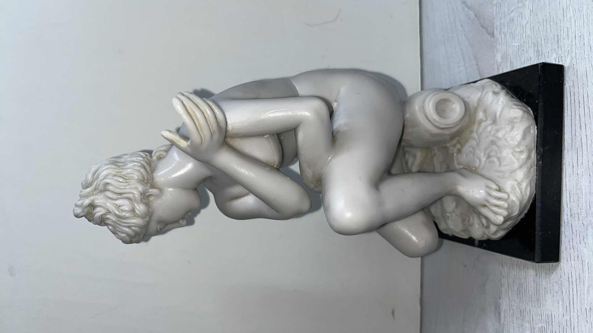 Photo 1 of G. RUGGERI “THE CROUCHING VENUS” CARRARA MARBLE CAST W DARK MARBLE BASE MADE IN ITALY 
4.5” X 4.5” H9.5”