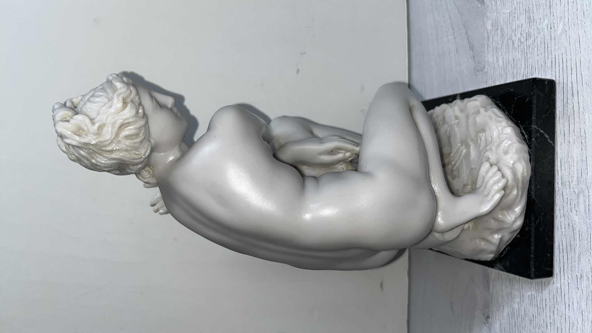 Photo 1 of G. RUGGERI “THE CROUCHING VENUS” CARRARA MARBLE CAST W DARK MARBLE BASE MADE IN ITALY 
4.5” X 4.5” H9.5”