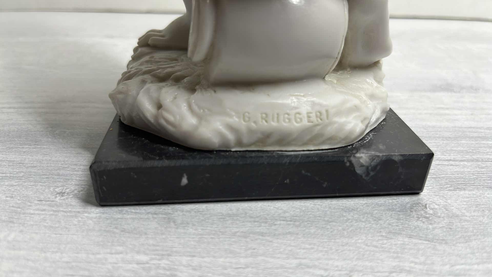 Photo 1 of G. RUGGERI “THE CROUCHING VENUS” CARRARA MARBLE CAST W DARK MARBLE BASE MADE IN ITALY 
4.5” X 4.5” H9.5”