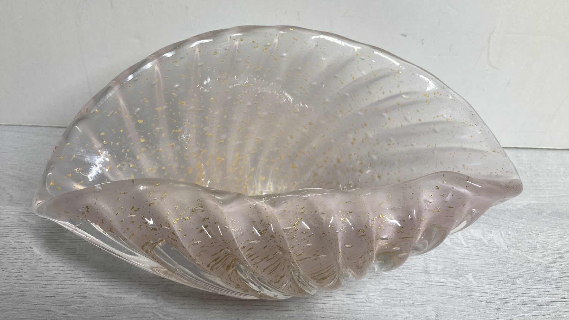 Photo 1 of PINK GLASS SPECKLED GOLD SEASHELL 9.75” X 6.5” H4.5”