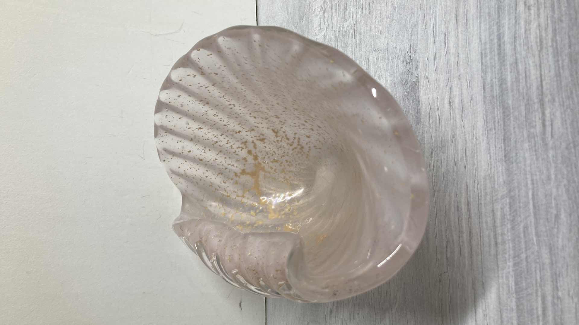 Photo 1 of PINK GLASS SPECKLED GOLD SEASHELL 9.75” X 6.5” H4.5”