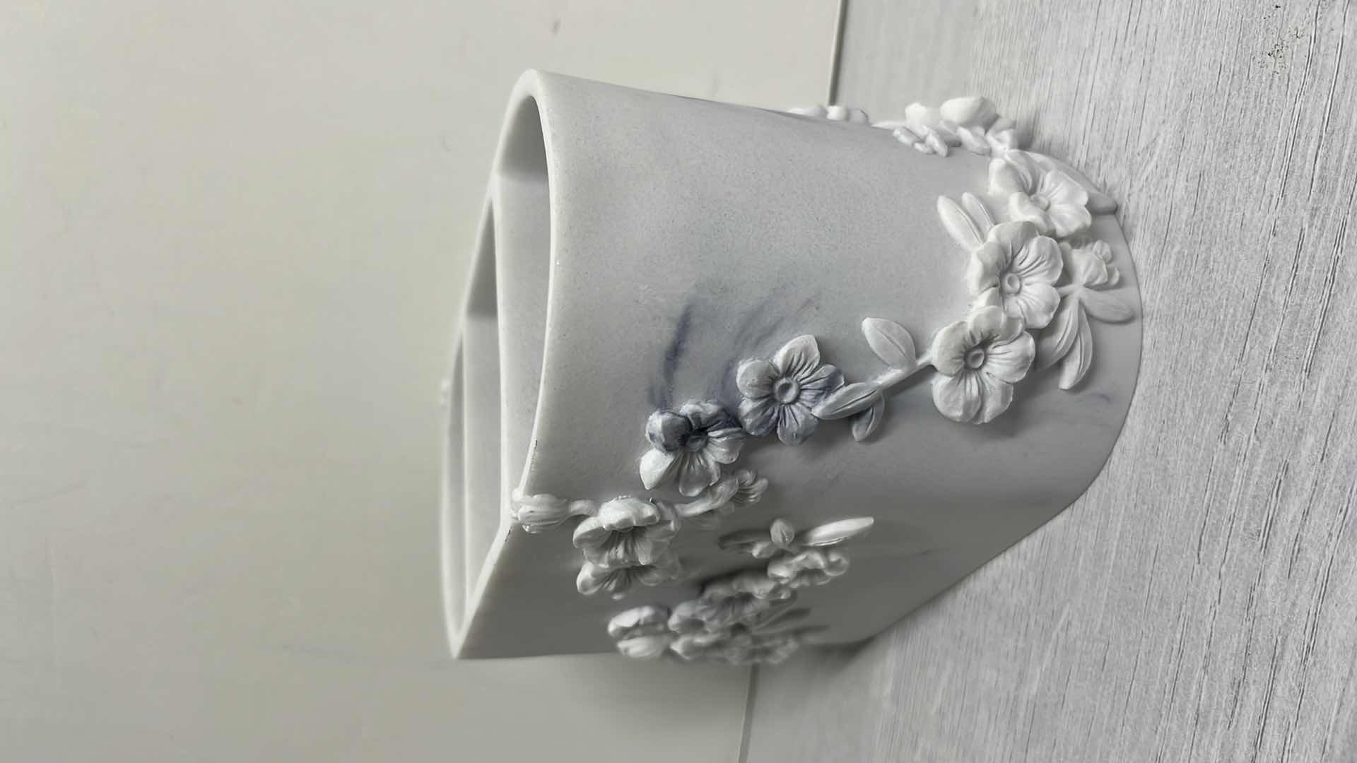 Photo 1 of PERI HOME FLORAL MARBLE STYLE BATHROOM DECOR 3.75” X 7” H4.75”