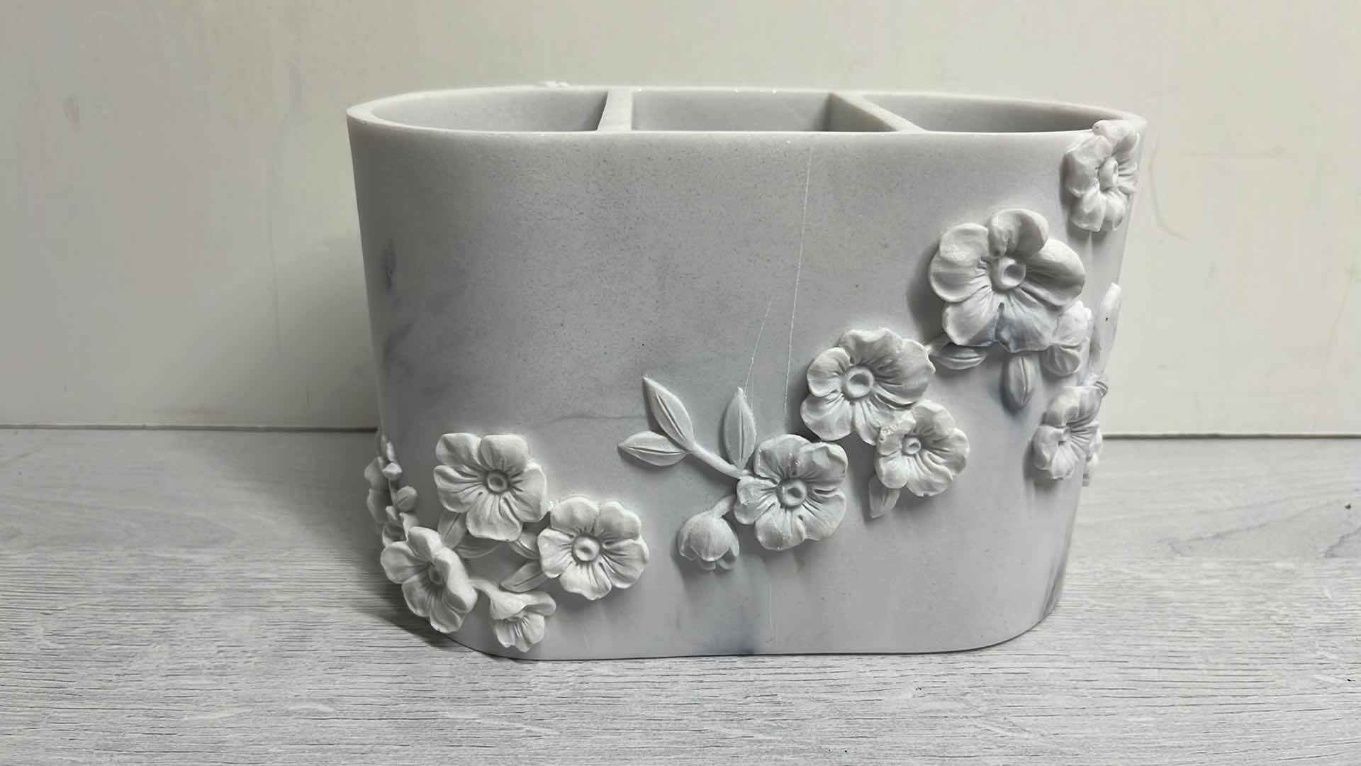 Photo 1 of PERI HOME FLORAL MARBLE STYLE BATHROOM DECOR 3.75” X 7” H4.75”