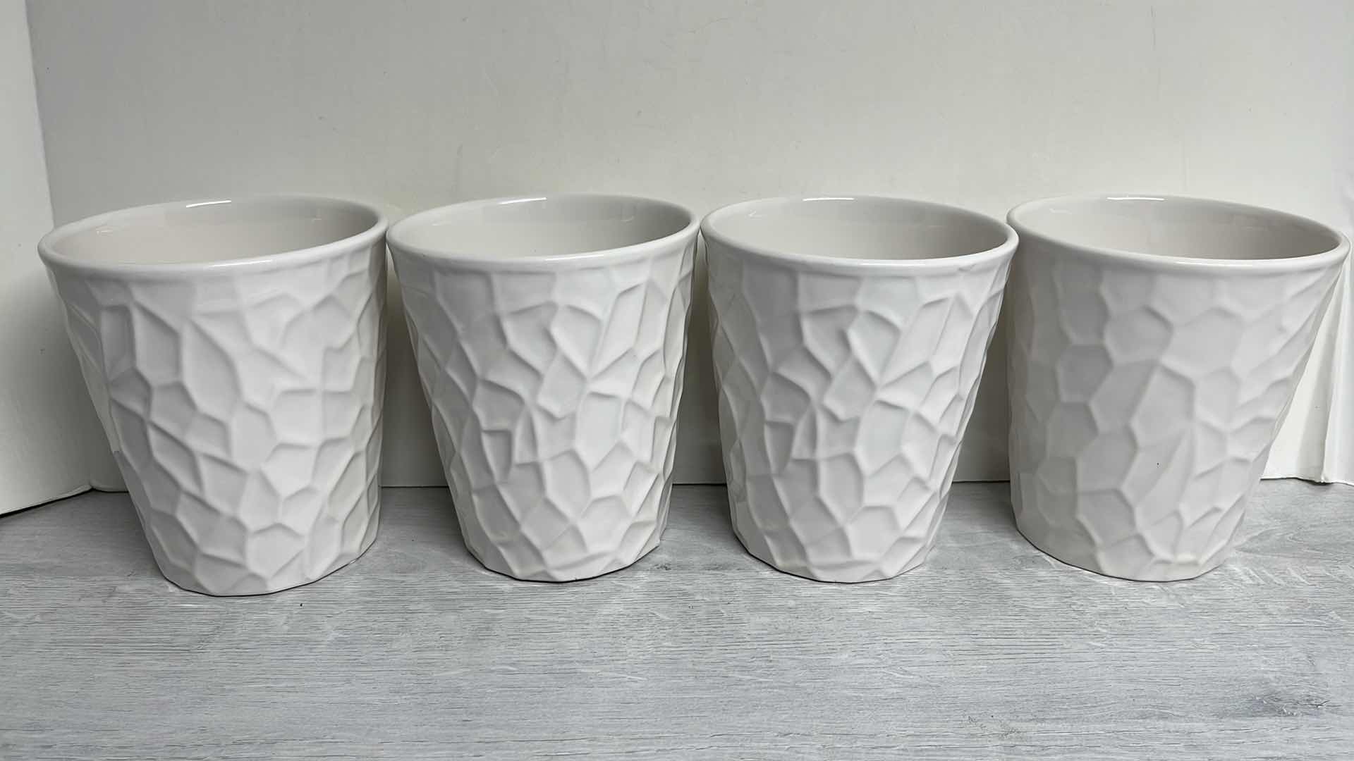 Photo 1 of ROUND WHITE PLANTERS H5.5”-6” (5)