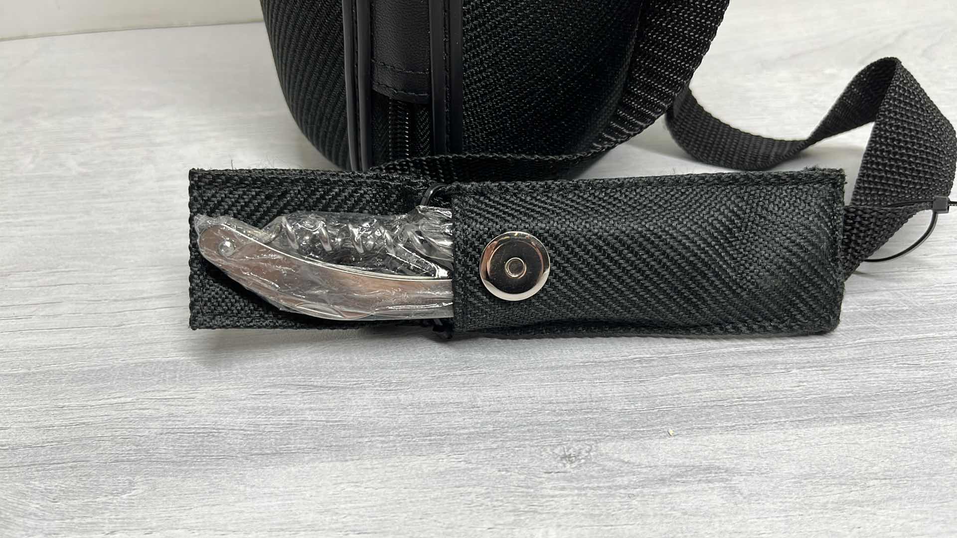 Photo 1 of CADDYO INSULATED SINGLE BOTTLE CHILLER TRANSPORT CASE W NEW WINE KEY & SHOULDER STRAP