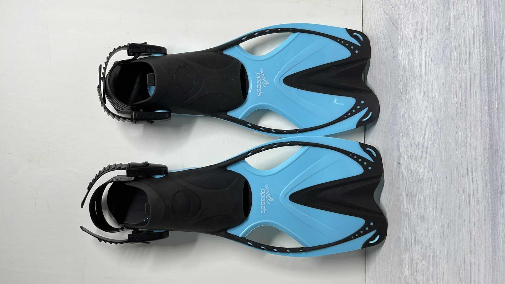 Photo 1 of SPEEDO DIVE FIN/FLIPPERS W ZIPPER BACKPACK JR SIZE L/XL U.S. SIZE 1-4