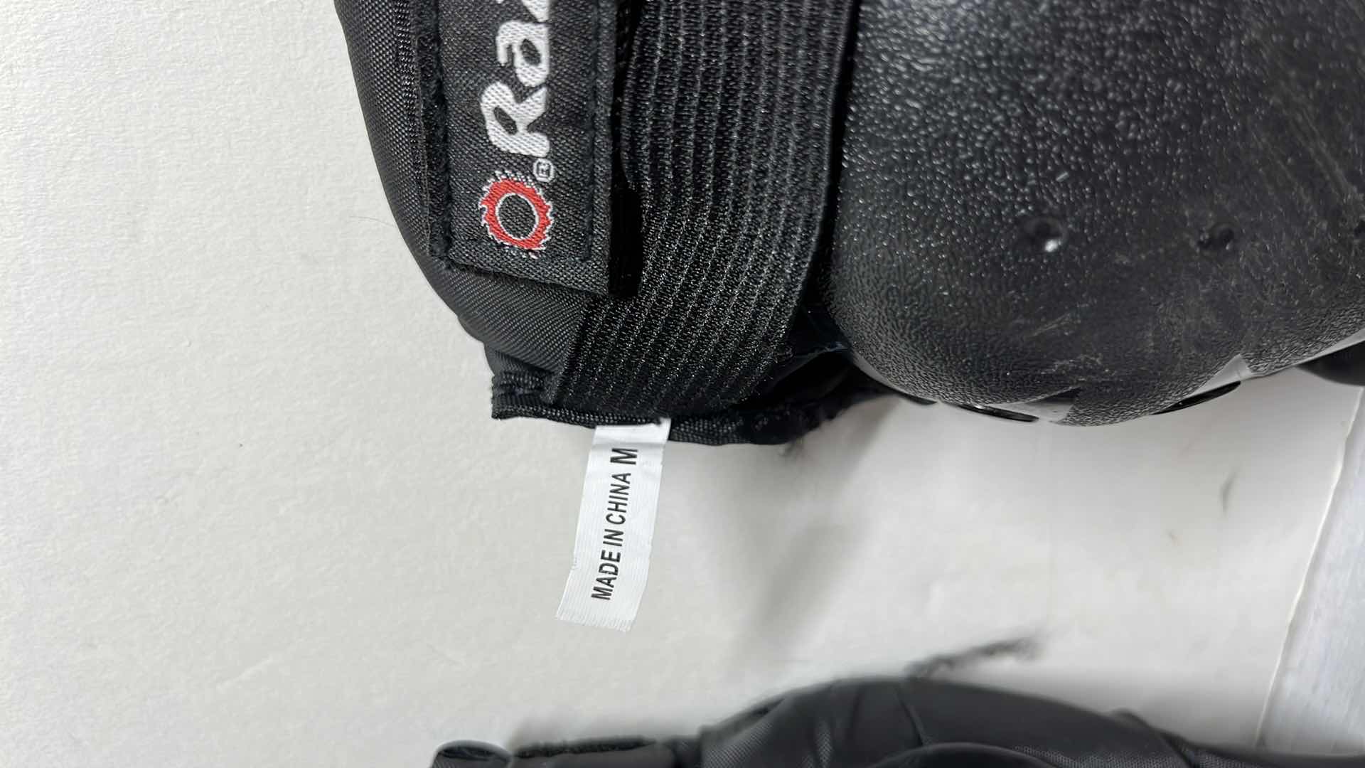 Photo 4 of RAZOR YOUTH SIZE MEDIUM ELBOW/KNEE PADS W STAR GLOVES