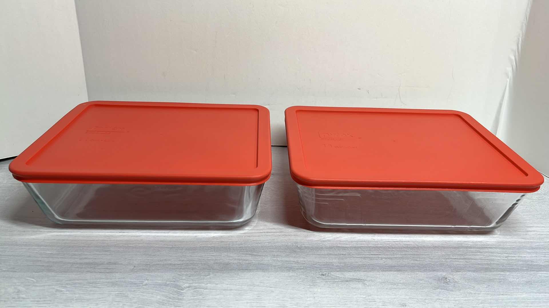 Photo 1 of PYREX RECTANGULAR GLASS BAKEWARE/STORAGE W LIDS 11 CUP (2)