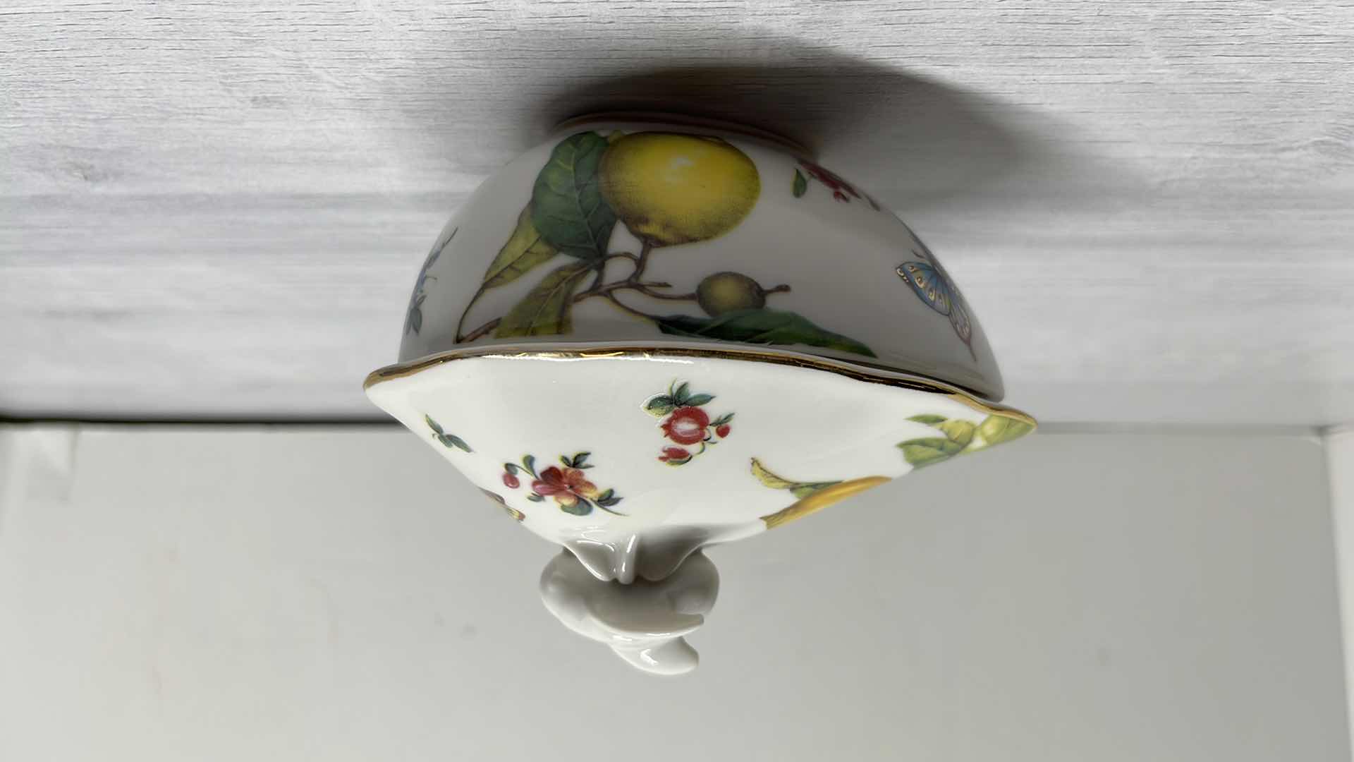 Photo 1 of TANIA BULHOES MARQUESA COLLECTION PORCELAIN BOWL W COVER 3.75” X 4.25” H4” 