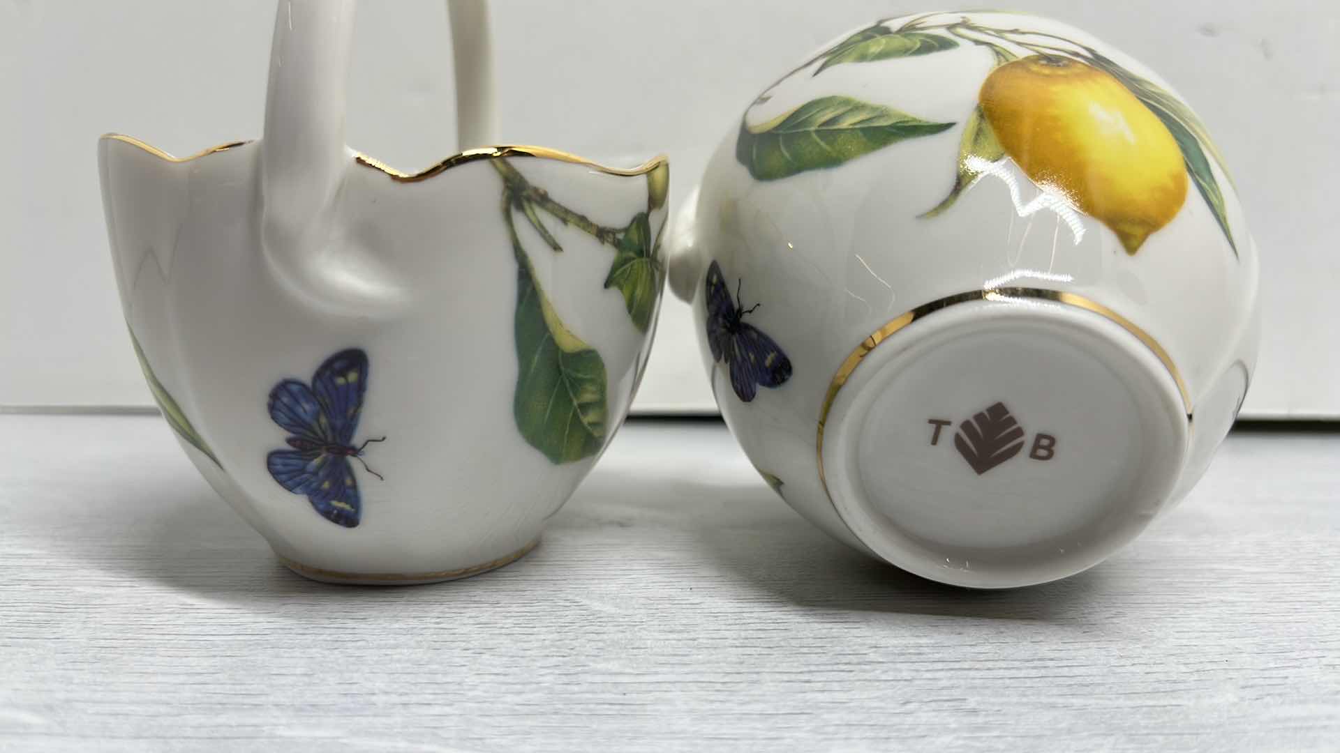 Photo 5 of TANIA BULHOES MARQUESA COLLECTION PORCELAIN HOR D’OEUVRES DISH 3” x 3.25” H5” (2)