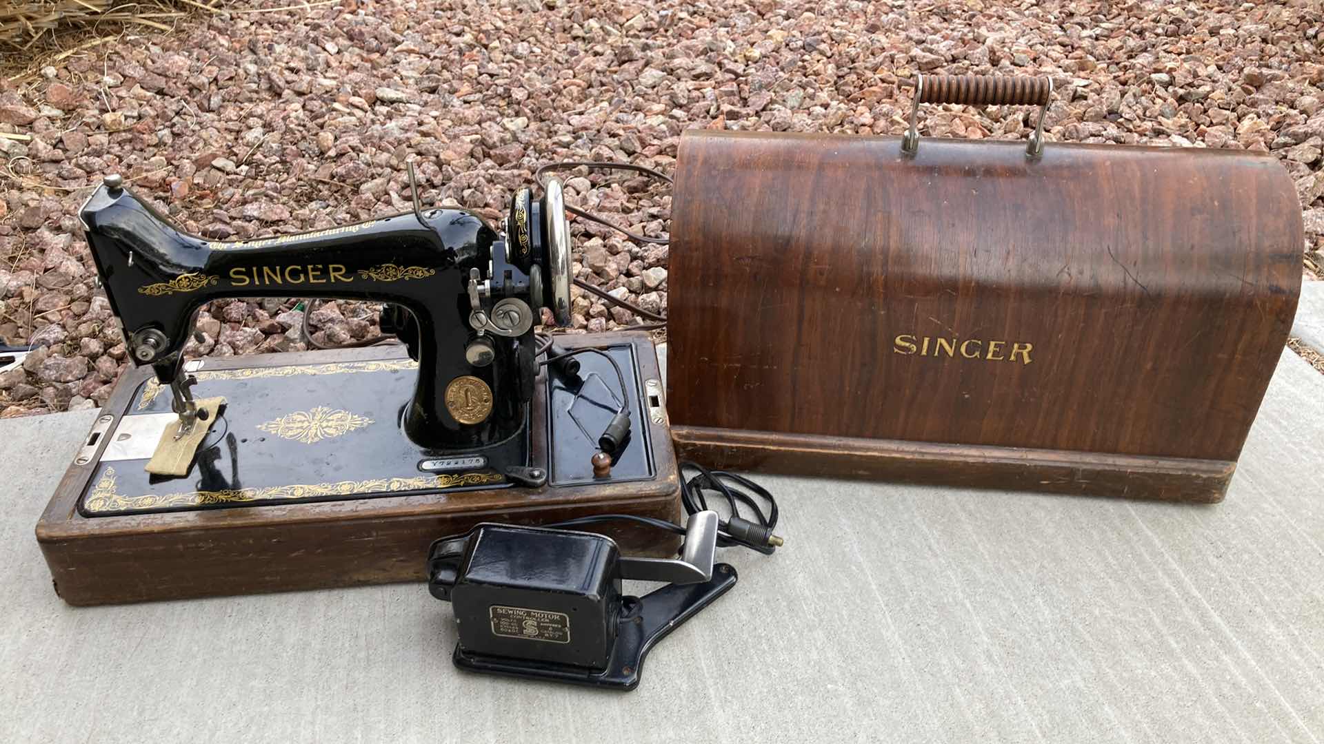 Photo 1 of SINGER ANTIQUE BLACK & GOLD  SEWING MACHINE MODEL Y722175