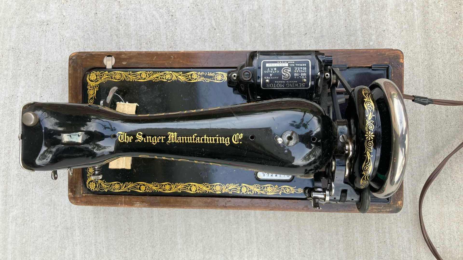 Photo 1 of SINGER ANTIQUE BLACK & GOLD  SEWING MACHINE MODEL Y722175