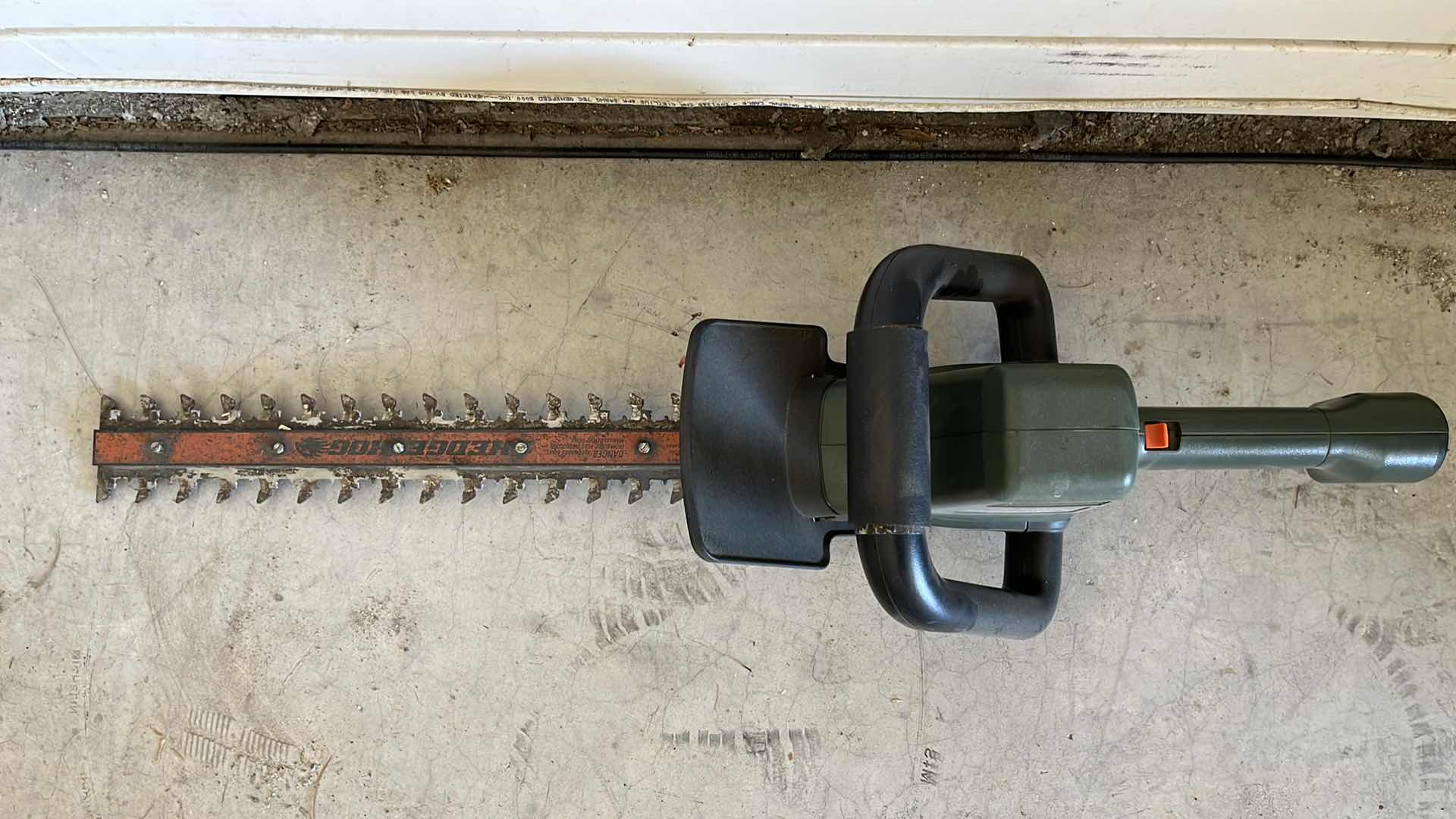 Photo 1 of BLACK & DECKER 18” HEDGEHOG ELECTRIC POWERED HEDGE TRIMMER MODEL HS 1000 TYPE 1