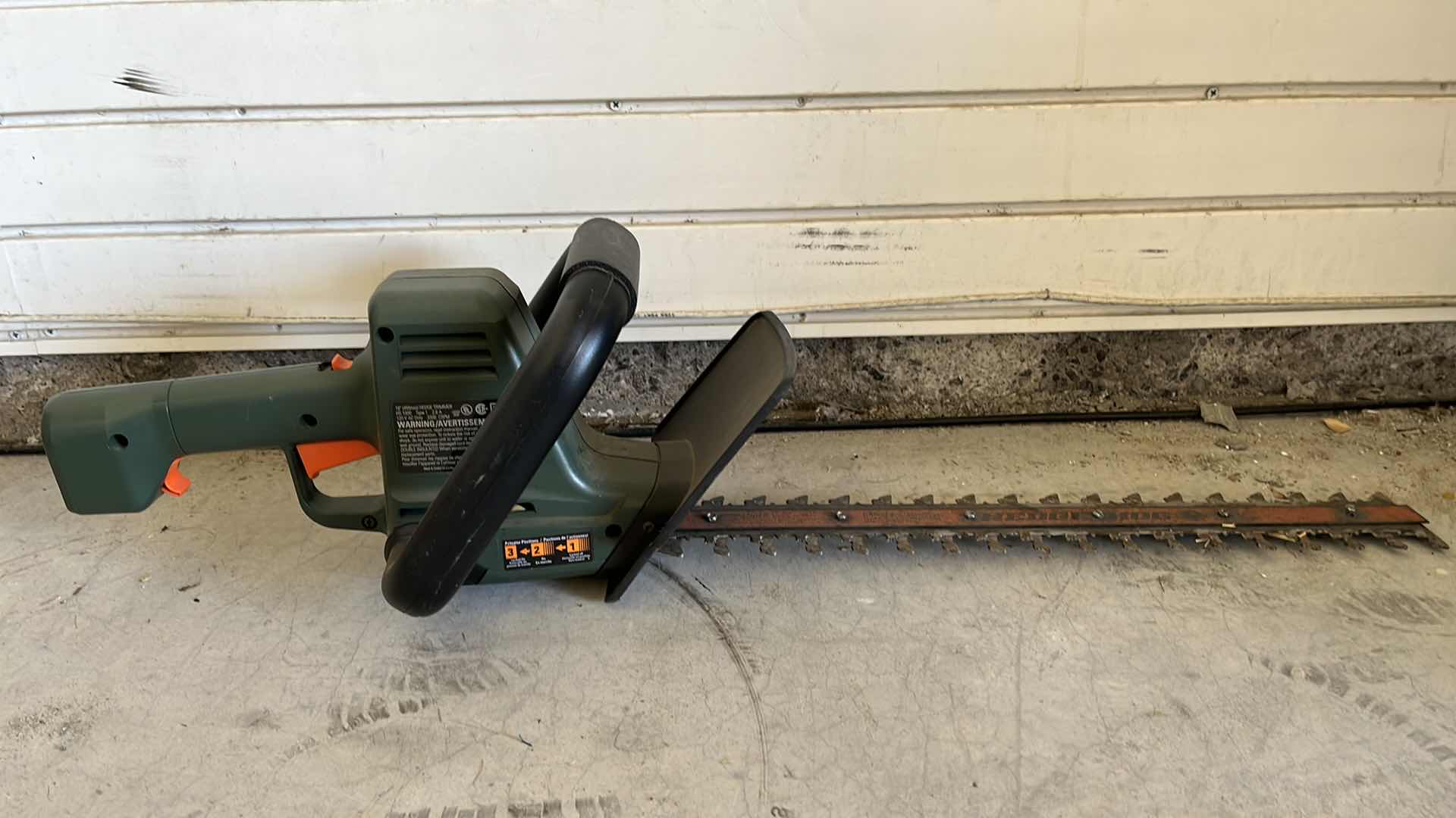 Photo 1 of BLACK & DECKER 18” HEDGEHOG ELECTRIC POWERED HEDGE TRIMMER MODEL HS 1000 TYPE 1