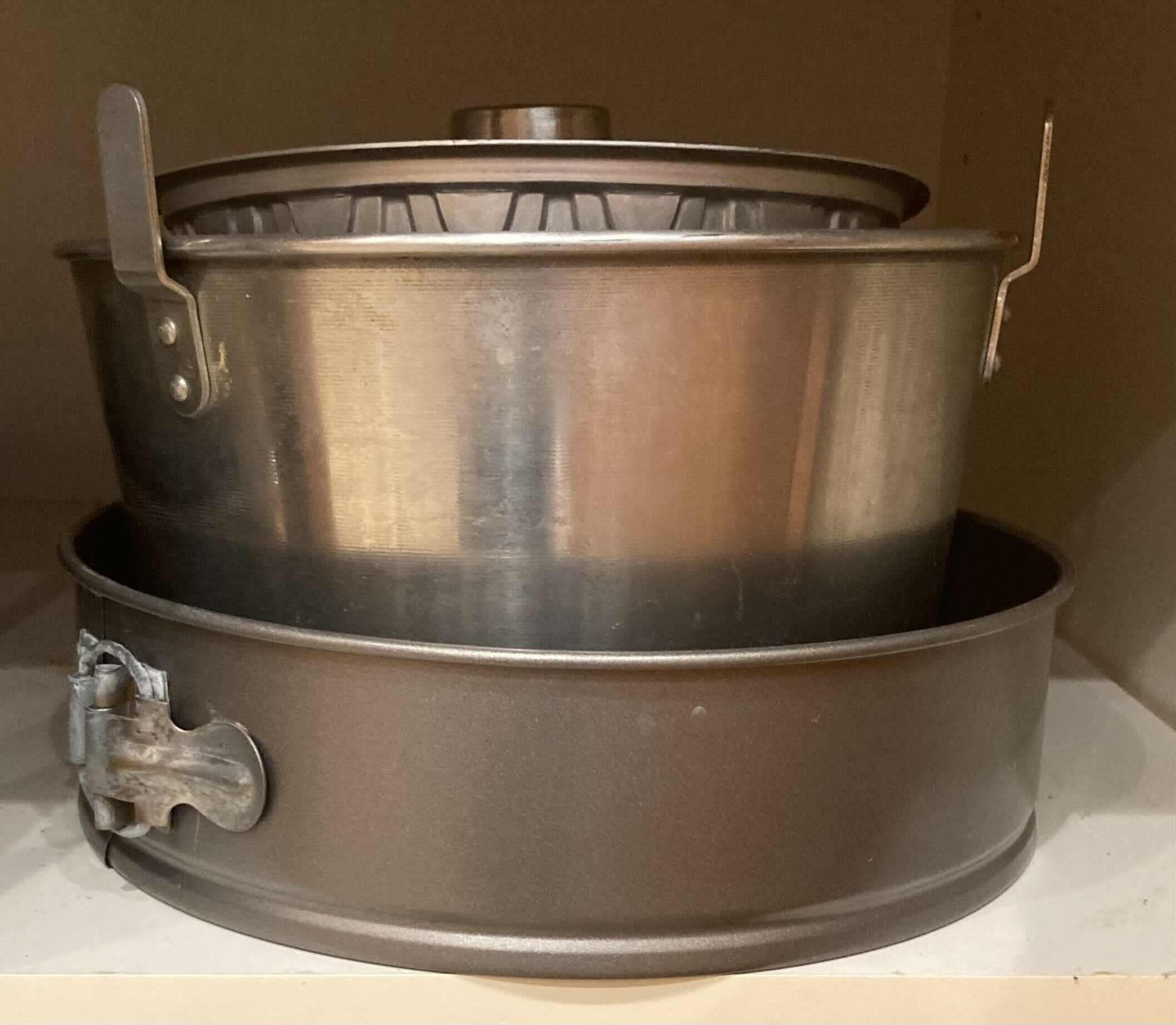 Photo 1 of CONTENTS OF CABINET- BAKING PANS