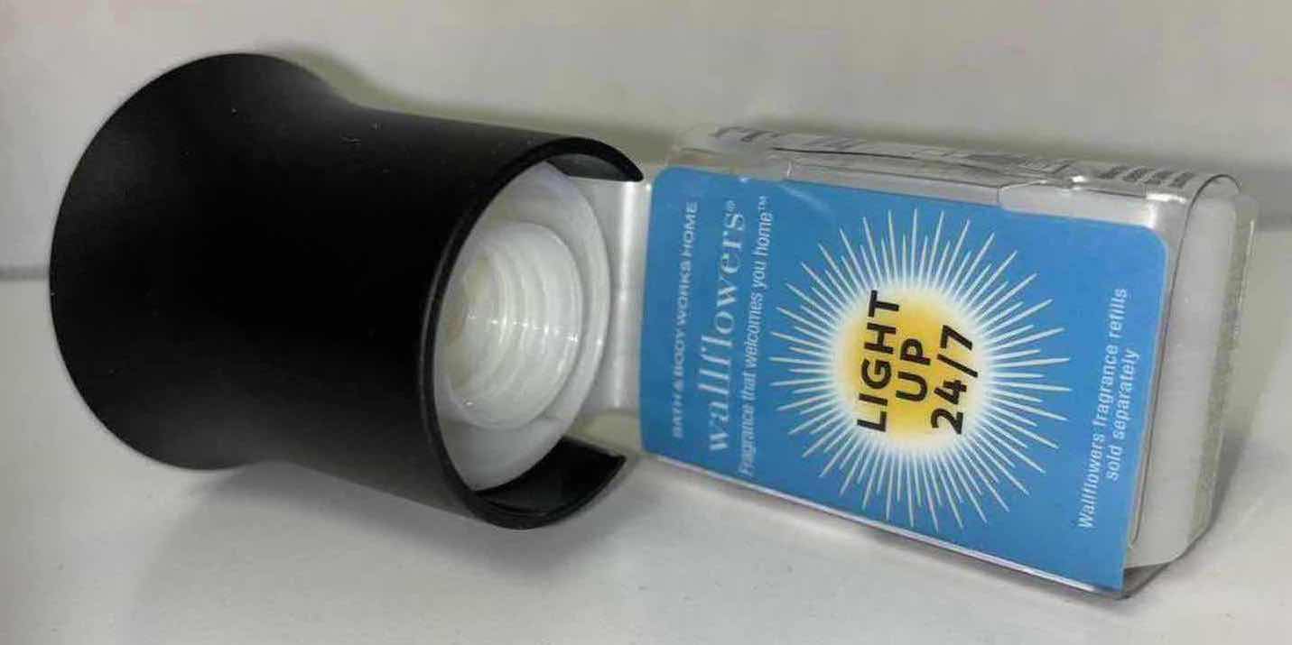 Photo 1 of NEW BATH & BODY WORKS WALLFLOWERS FRAGRANCE PLUG-IN & 4 VARIOUS SCENTED REFILLS