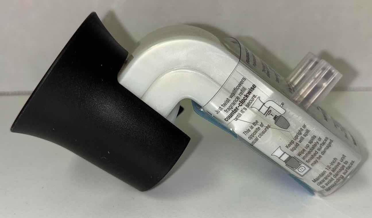 Photo 1 of NEW BATH & BODY WORKS WALLFLOWERS FRAGRANCE PLUG-IN & 4 VARIOUS SCENTED REFILLS