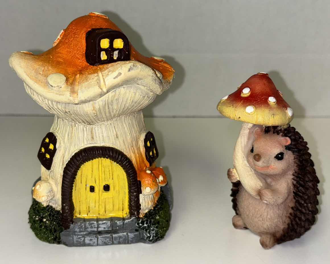 Photo 1 of NEW 8 PCS POLYRESIN GARDEN DECOR & HUMMINGBIRD FEEDERS