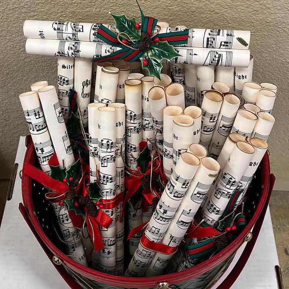 Photo 1 of CHRISTMAS WOVEN BASKET W MUSIC NOTE BUNDLE DECOR 11” X 7”