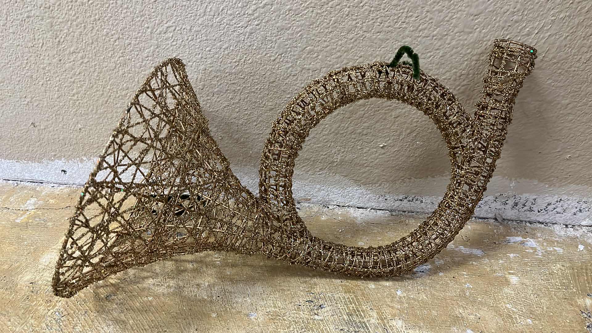 Photo 1 of CHRISTMAS GOLD GLITTER FINISH WIRE MUSICAL INSTRUMENTS DECOR (2)