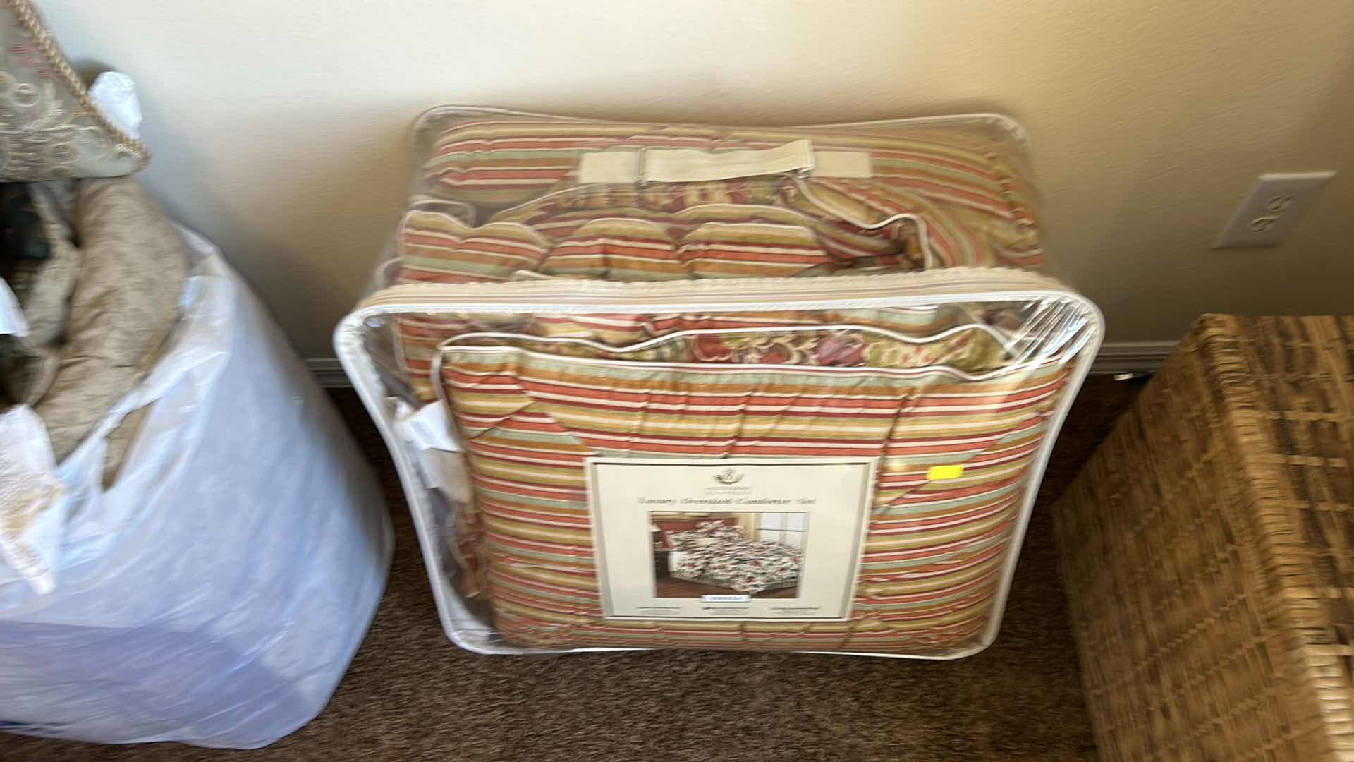 Photo 1 of COMFORTER AND TOSS PILLOW