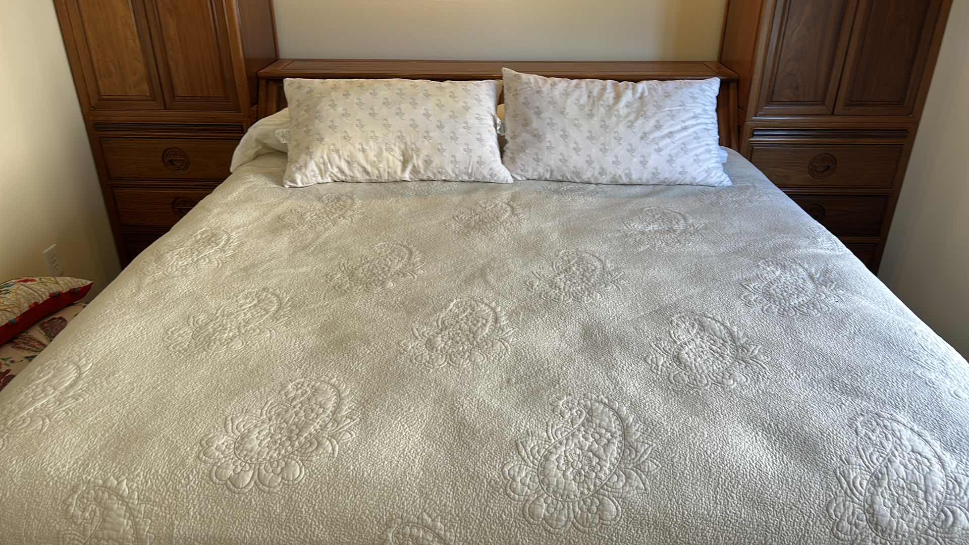 Photo 1 of CAROL LITTLE KING 100% COTTON COMFORTER