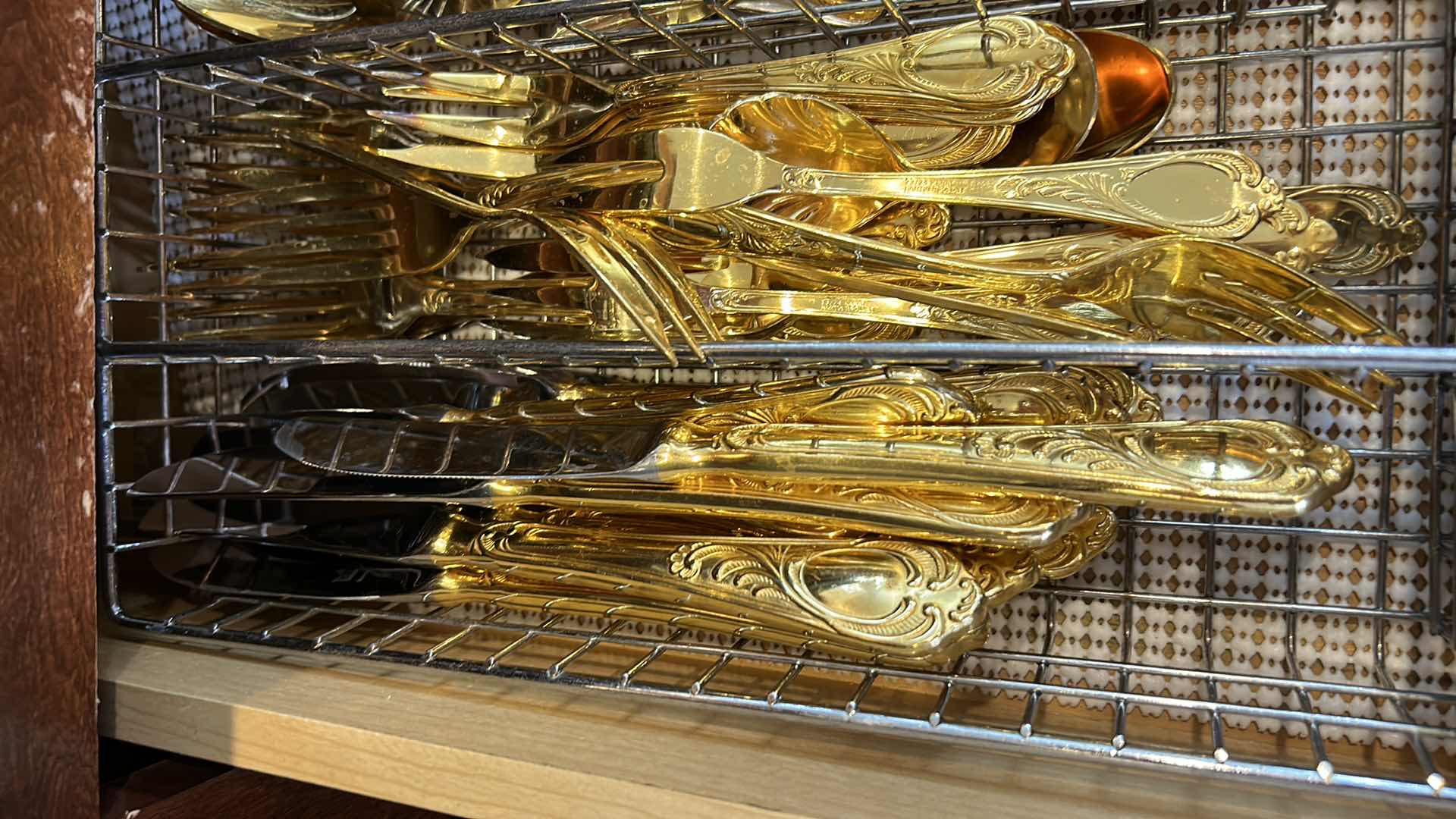 Photo 2 of CONTENTS OF KITCHEN DRAWER