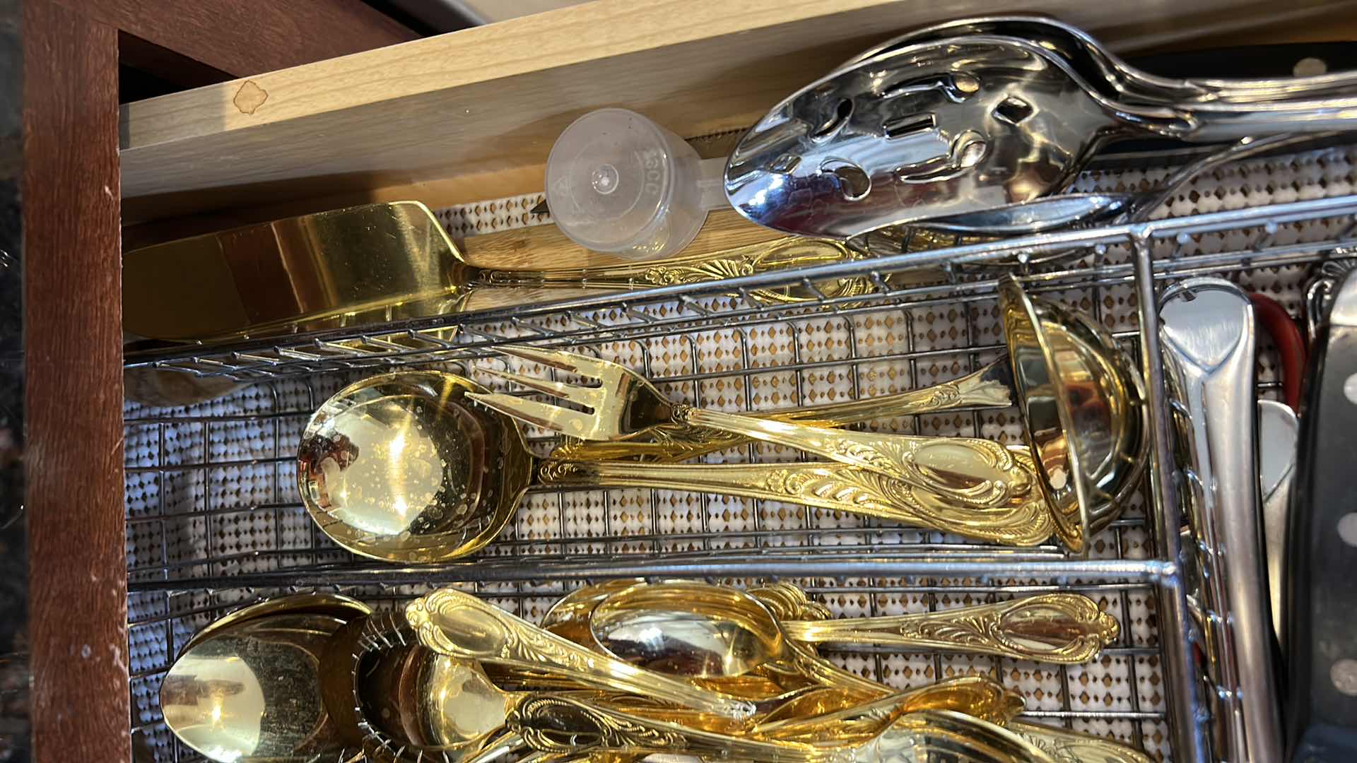 Photo 8 of CONTENTS OF KITCHEN DRAWER