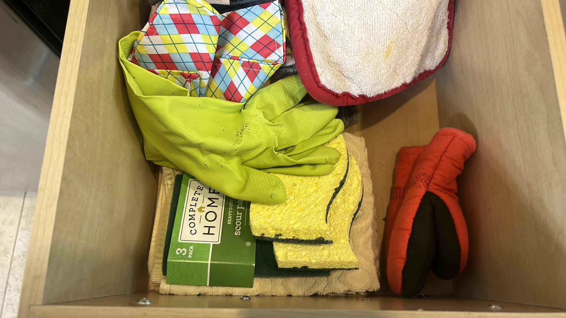 Photo 1 of CONTENTS OF KITCHEN DRAWER