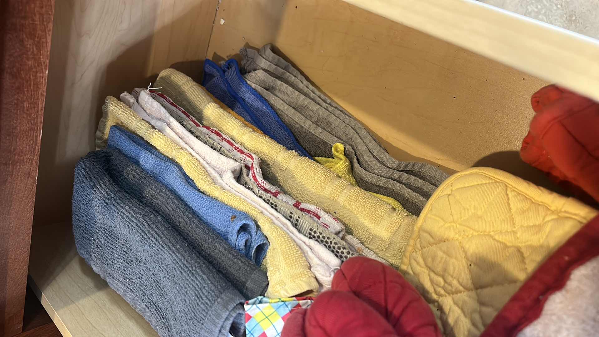 Photo 1 of CONTENTS OF KITCHEN DRAWER