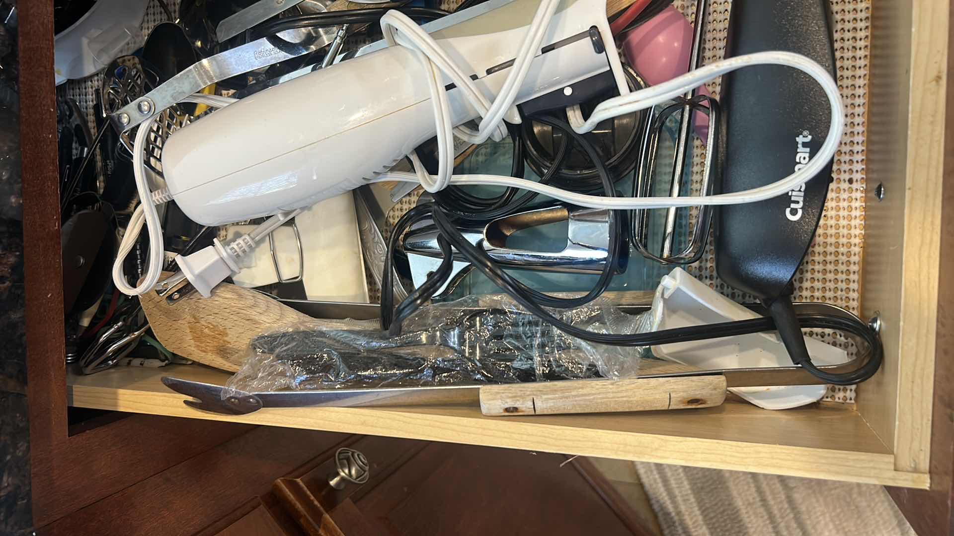 Photo 2 of CONTENTS OF KITCHEN DRAWER