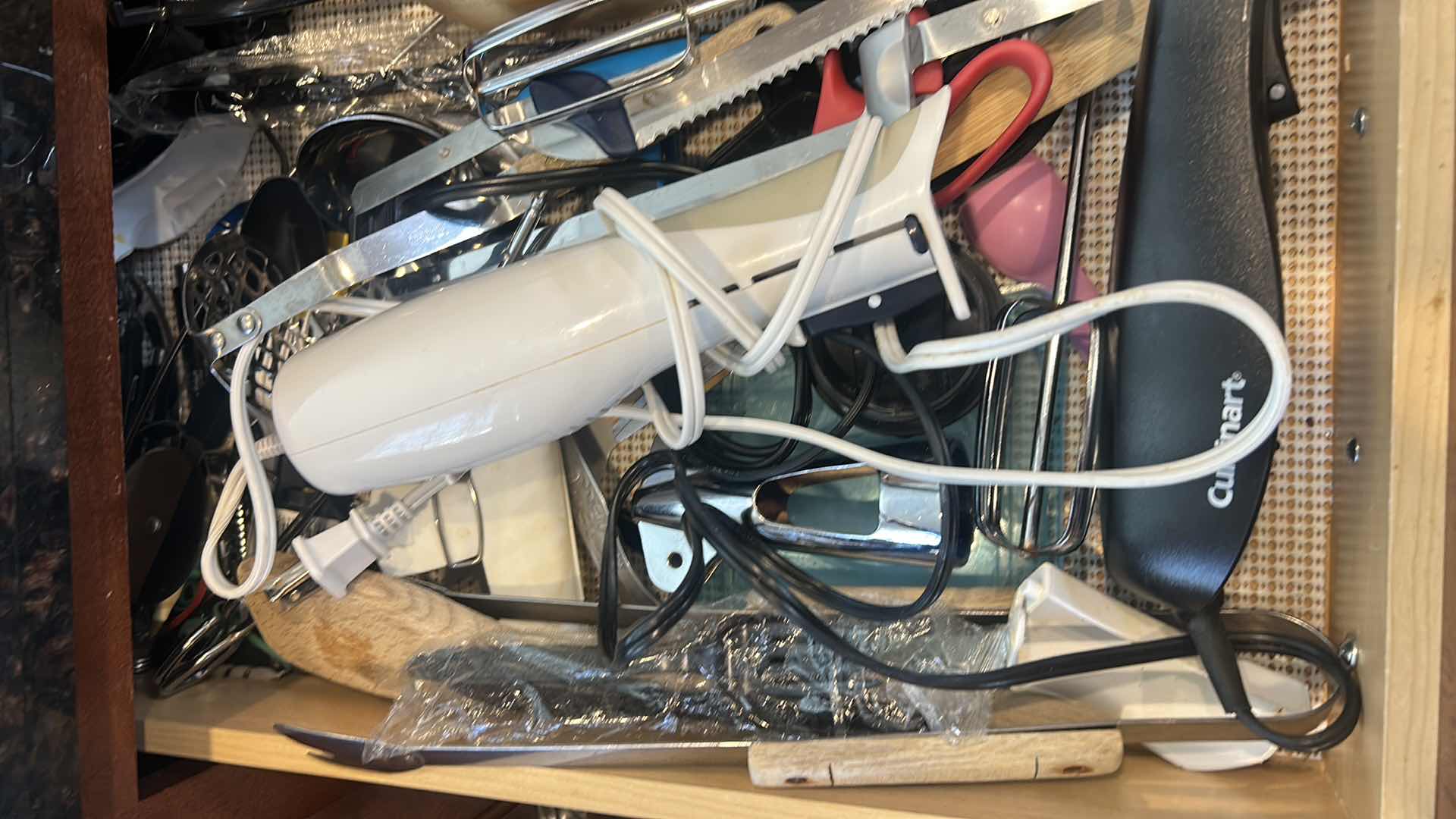 Photo 3 of CONTENTS OF KITCHEN DRAWER