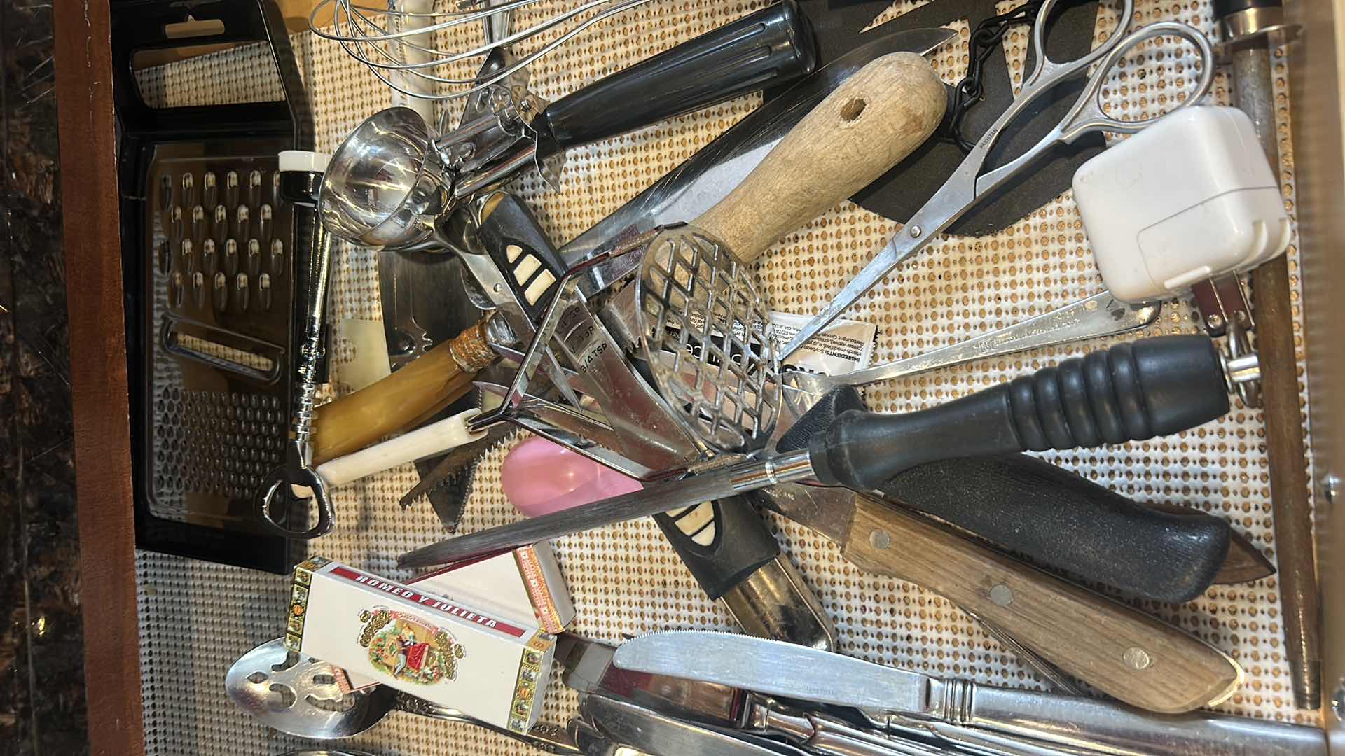 Photo 4 of CONTENTS DRAWER IN KITCHEN- UTENSILS