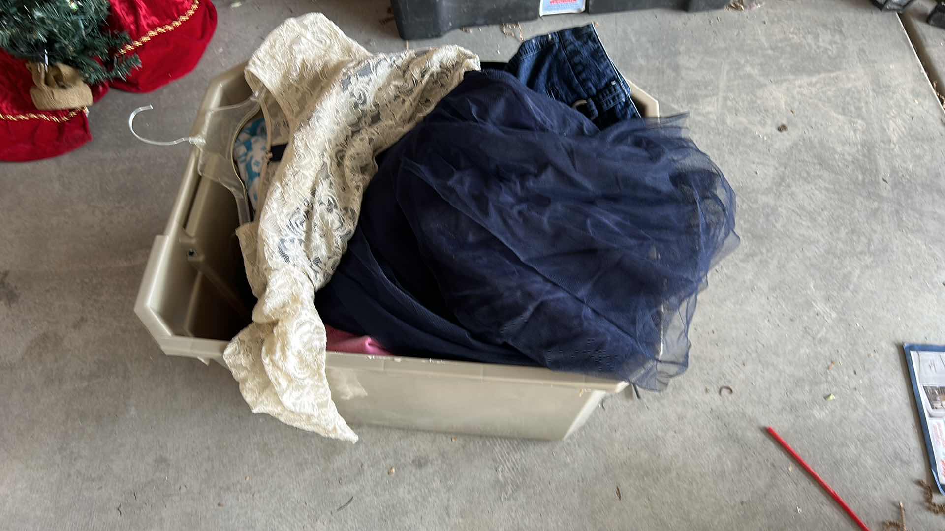 Photo 1 of TOTE FULL OF WOMENSWEAR S-L