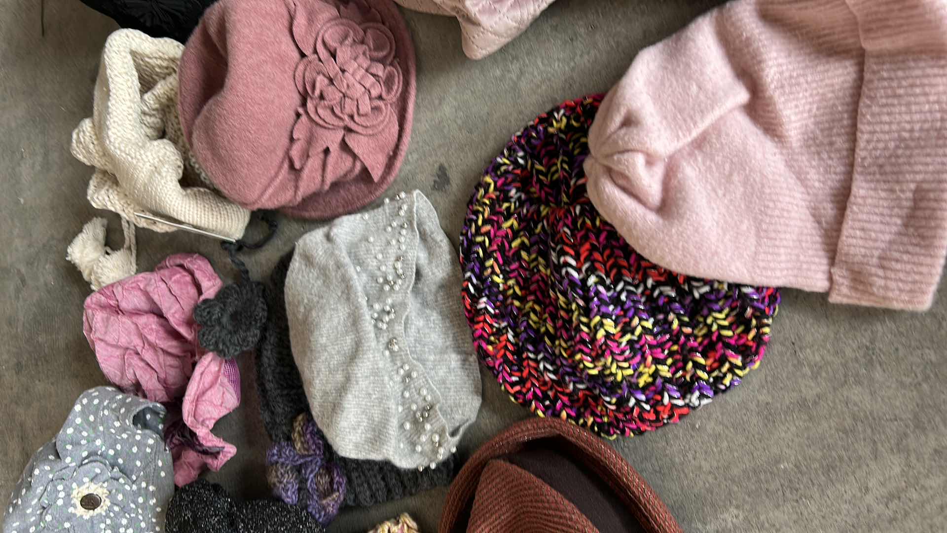 Photo 4 of BAG OF WOMENS HATS