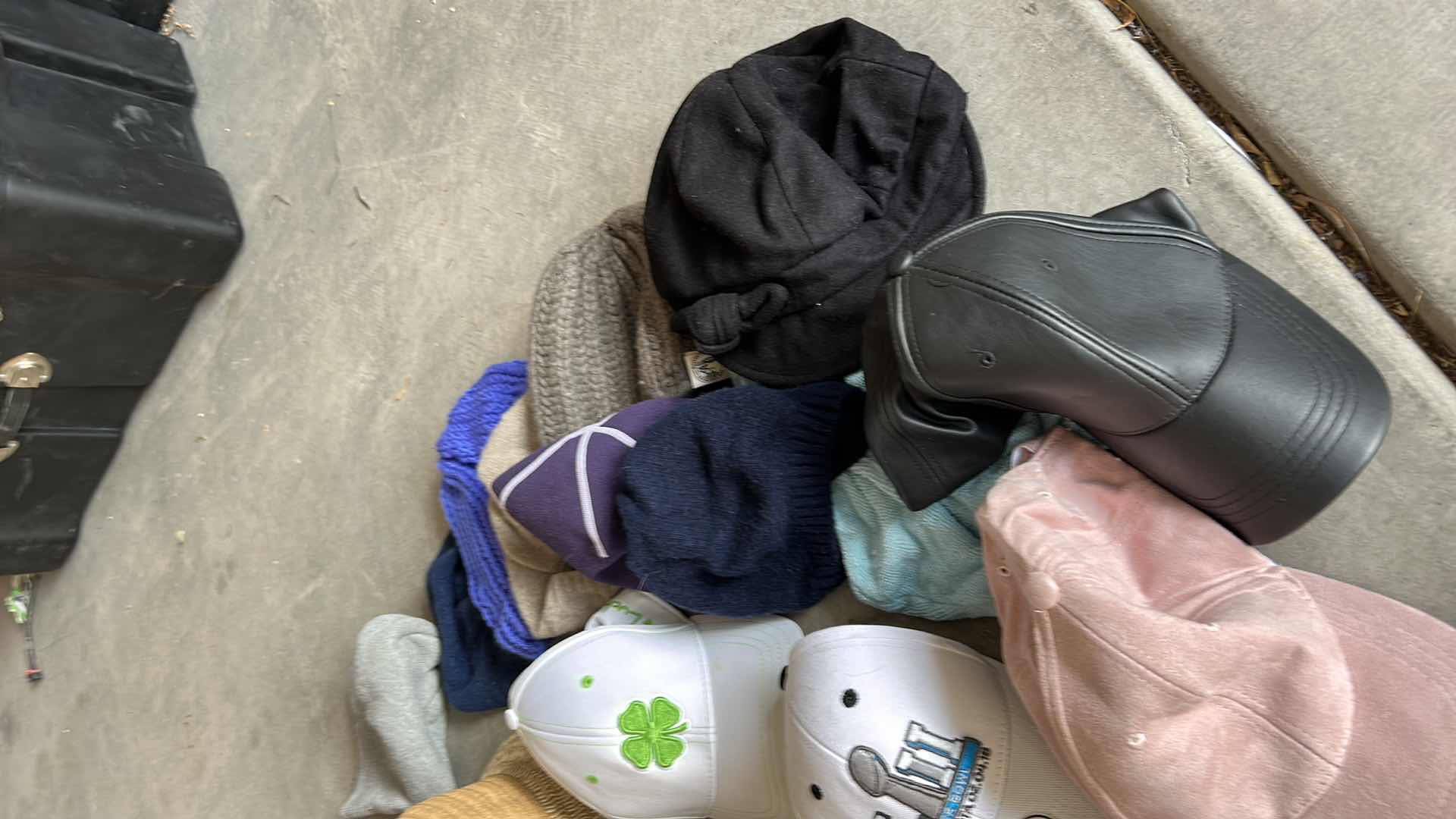 Photo 7 of BAG OF WOMENS HATS