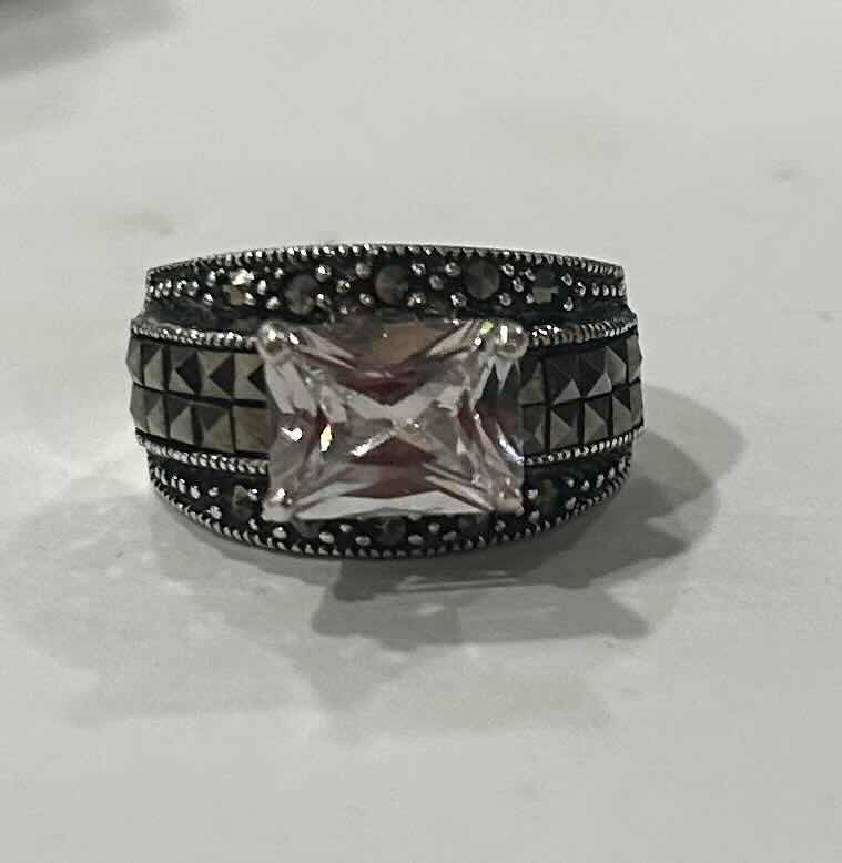 Photo 1 of FINE JEWELRY- .925 STERLING SILVER RING SIZE 5.5