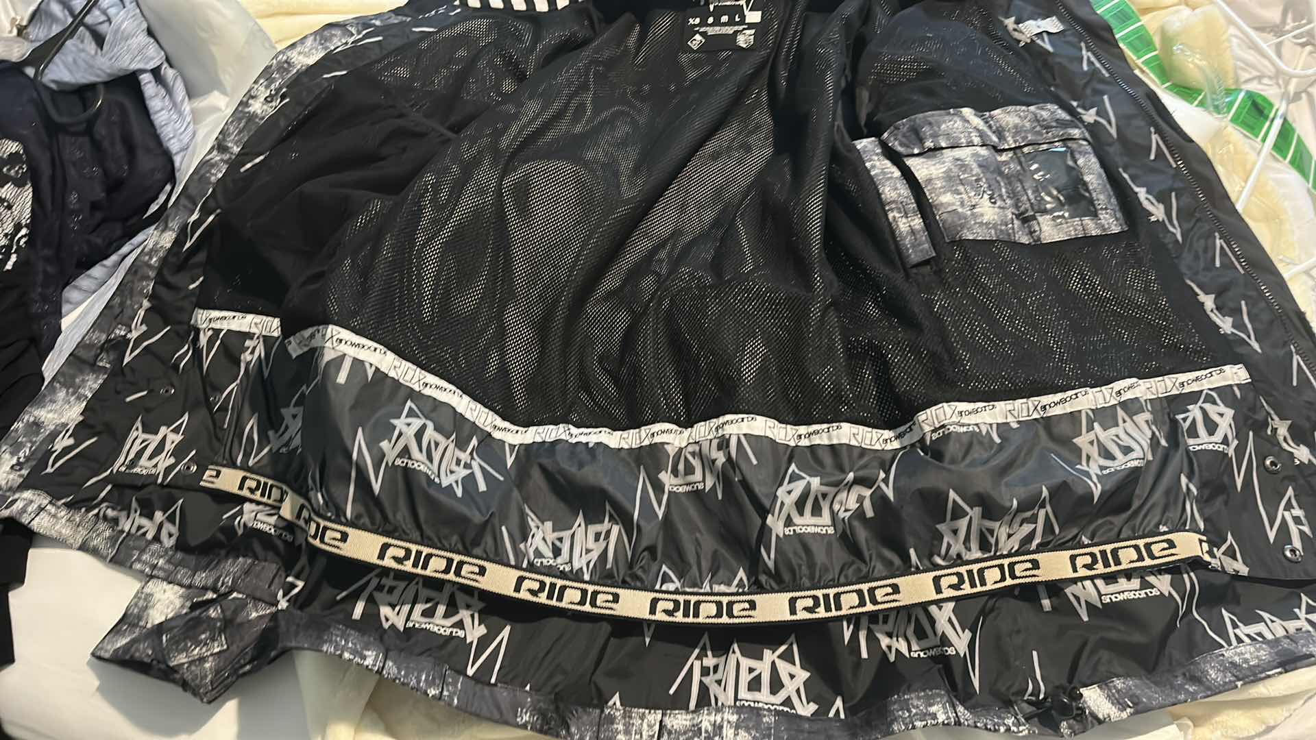 Photo 10 of MENS SNAP, ZIP, VELCRO SNOWBOARDING JACKET WITH HOOD SIZE XL