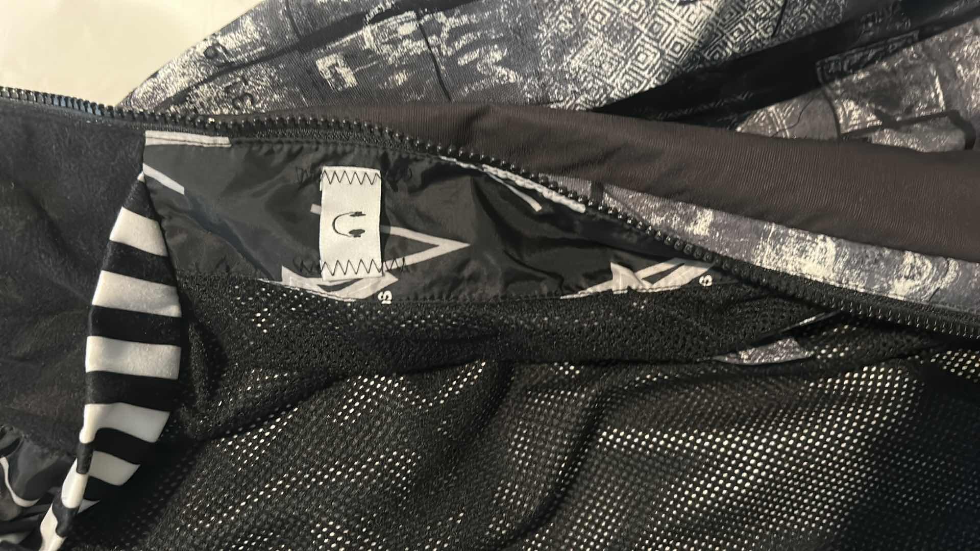 Photo 7 of MENS SNAP, ZIP, VELCRO SNOWBOARDING JACKET WITH HOOD SIZE XL