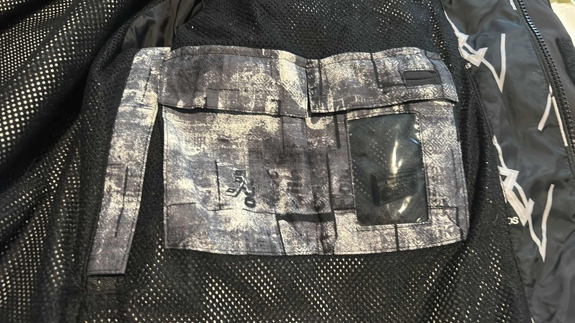 Photo 11 of MENS SNAP, ZIP, VELCRO SNOWBOARDING JACKET WITH HOOD SIZE XL