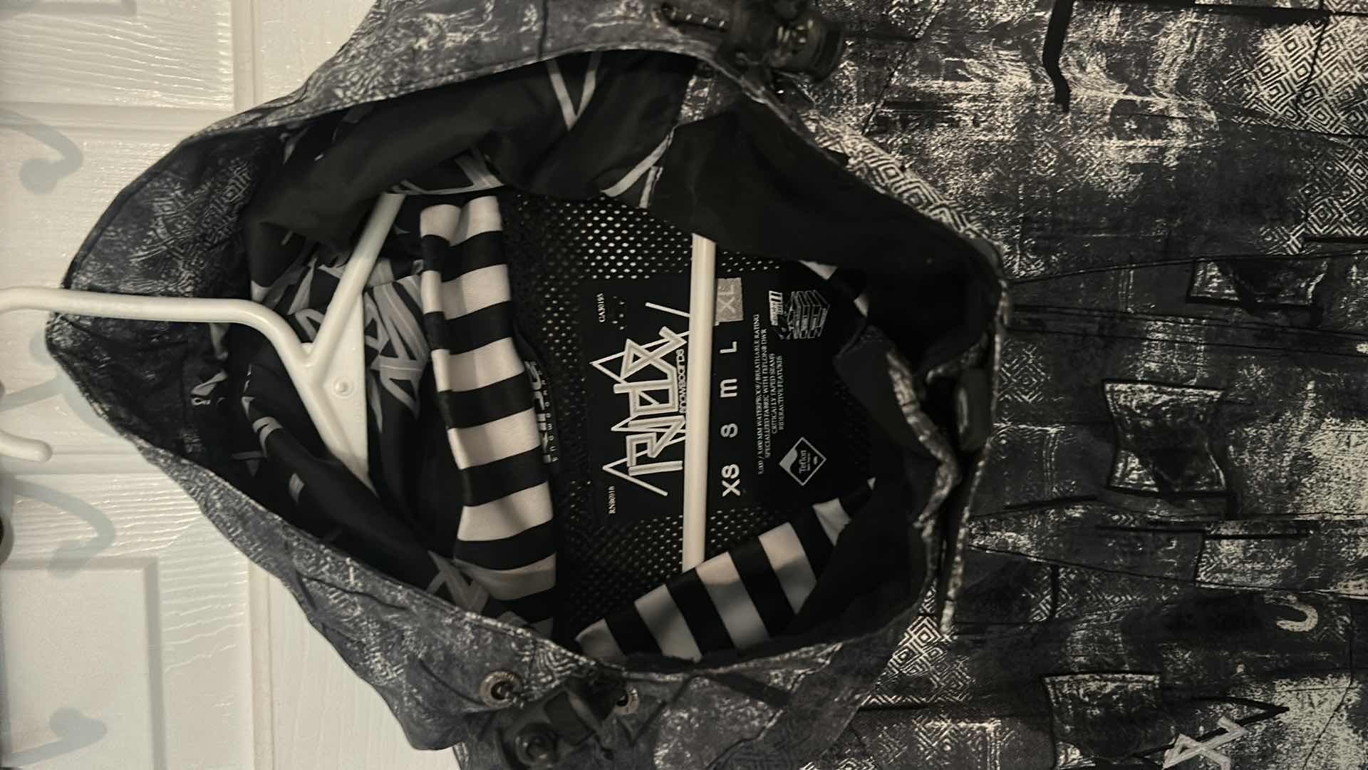 Photo 3 of MENS SNAP, ZIP, VELCRO SNOWBOARDING JACKET WITH HOOD SIZE XL