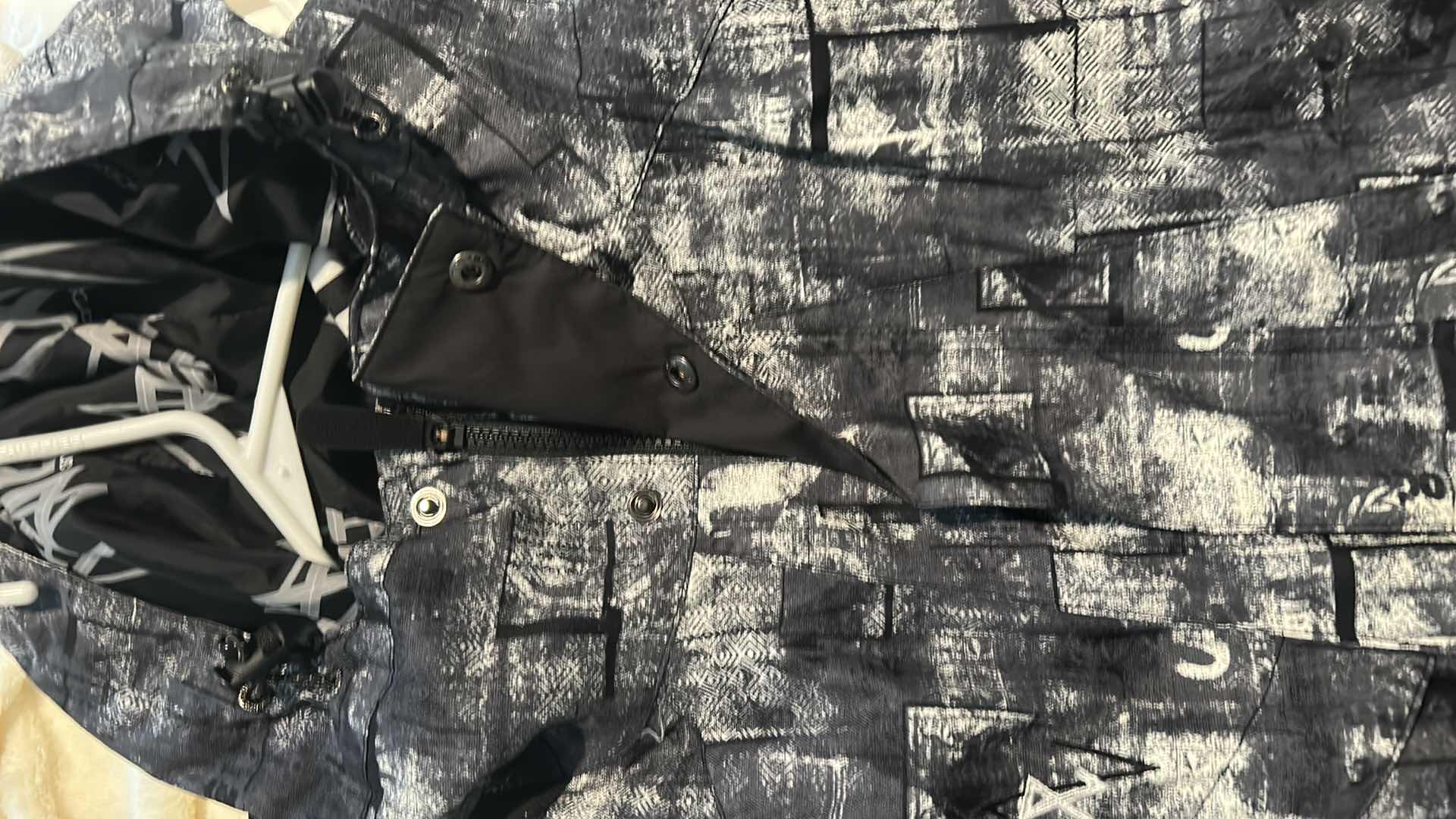 Photo 5 of MENS SNAP, ZIP, VELCRO SNOWBOARDING JACKET WITH HOOD SIZE XL