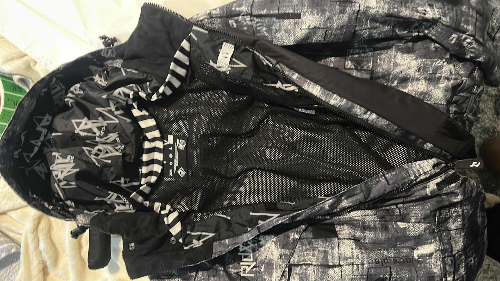 Photo 6 of MENS SNAP, ZIP, VELCRO SNOWBOARDING JACKET WITH HOOD SIZE XL