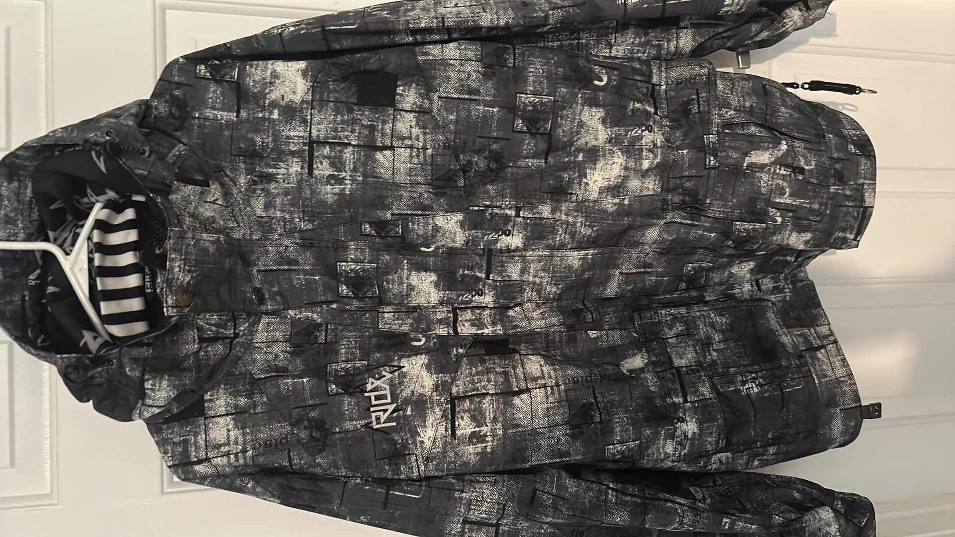 Photo 2 of MENS SNAP, ZIP, VELCRO SNOWBOARDING JACKET WITH HOOD SIZE XL